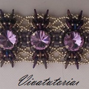 Puede incluir: Un brazalete de cuentas moradas y plateadas con cierre de broche. El brazalete presenta un patrón repetitivo de cuentas en forma de estrella y piedras que parecen cristales.