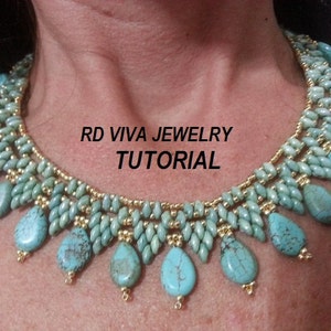 Può includere: Una collana di perline turchesi e dorate con un design a cascata. La collana presenta una fila centrale di pietre turchesi più grandi e perline turchesi più piccole che le circondano. La collana è impreziosita da perline dorate e presenta una sovrapposizione di testo "RD VIVA JEWELRY TUTORIAL".