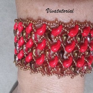 Op de afbeelding: Een rode en gouden kralen armband met een traanvormig ontwerp. De armband is gemaakt van kleine, ronde kralen en is ongeveer 5 cm breed.