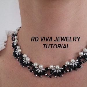Może przedstawiać: Czarno-srebrny naszyjnik z koralików z białymi perełkami. Naszyjnik nosi osoba i ma wzór kwiatowy. W obrazie widoczny jest tekst "RD VIVA JEWELRY TUTORIAL".
