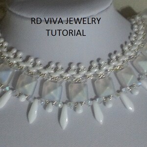 Pu&ograve; includere: Una collana di perline bianche con perline quadrate iridescenti e perline bianche a forma di lacrima. La collana &egrave; su un manichino bianco. Il testo "RD VIVA JEWELRY TUTORIAL" &egrave; sul manichino.
