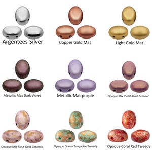 Op de afbeelding: Assortiment van ovale glazen kralen in verschillende kleuren en afwerkingen, waaronder zilver, kopergoud, lichtgoud, donkerpaars, paars, violet-gouden keramiek, roosgoud keramiek, groen turquoise en koraalrood.