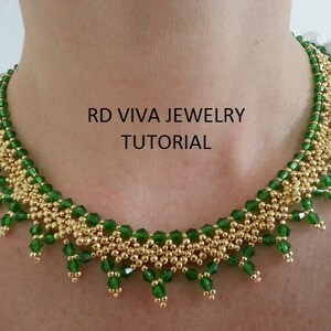 Puede incluir: Un collar de cuentas doradas y verdes con un dise&ntilde;o en cascada. El collar est&aacute; hecho con cuentas peque&ntilde;as y redondas y presenta un patr&oacute;n delicado e intrincado. El texto "RD VIVA JEWELRY TUTORIAL" es visible en la imagen.