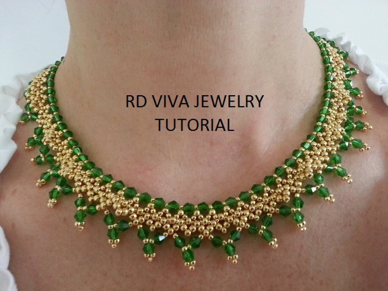 Puede incluir: Un collar de cuentas doradas y verdes con un dise&ntilde;o en cascada. El collar est&aacute; hecho con cuentas peque&ntilde;as y redondas y presenta un patr&oacute;n delicado e intrincado. El texto "RD VIVA JEWELRY TUTORIAL" es visible en la imagen.