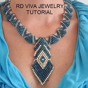 K&ouml;nnte beinhalten: Eine Perlenkette mit einem geometrischen Anh&auml;nger und einem passenden Kragen. Die Halskette hat blaue und wei&szlig;e Perlen, mit dem Text "RD VIVA JEWELRY TUTORIAL" in der oberen linken Ecke. Die Halskette wird von einer Person getragen, die ein blaues Oberteil tr&auml;gt.