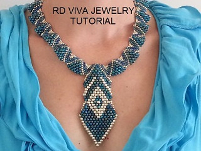 K&ouml;nnte beinhalten: Eine Perlenkette mit einem geometrischen Anh&auml;nger und einem passenden Kragen. Die Halskette hat blaue und wei&szlig;e Perlen, mit dem Text "RD VIVA JEWELRY TUTORIAL" in der oberen linken Ecke. Die Halskette wird von einer Person getragen, die ein blaues Oberteil tr&auml;gt.