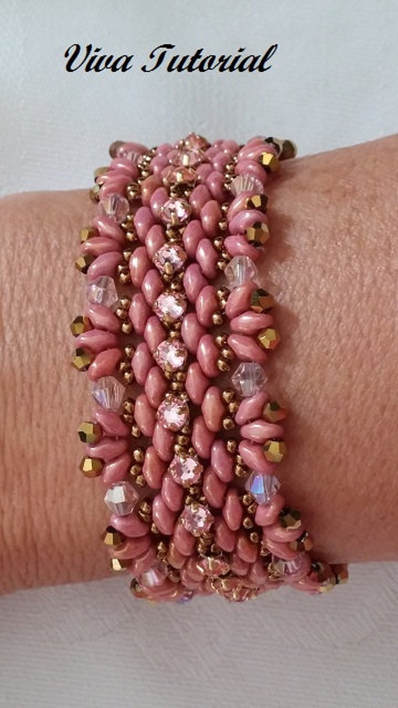 Puede incluir: Un brazalete de cuentas rosa y dorado con un dise&ntilde;o tejido. El brazalete est&aacute; hecho con cuentas peque&ntilde;as y redondas y presenta un acento de cristal.
