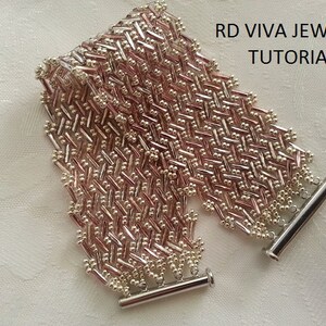 Puede incluir: Un primer plano de una pulsera de cuentas plateadas y doradas con un patr&oacute;n de chevron. La pulsera tiene dos cierres plateados. RD Viva Jewelry Tutorial est&aacute; escrito en la esquina superior derecha de la imagen.