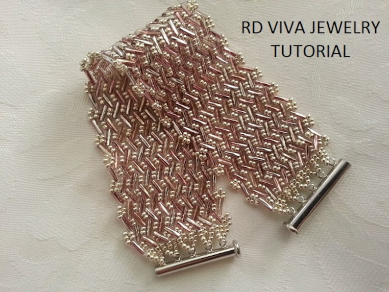 Puede incluir: Un primer plano de una pulsera de cuentas plateadas y doradas con un patr&oacute;n de chevron. La pulsera tiene dos cierres plateados. RD Viva Jewelry Tutorial est&aacute; escrito en la esquina superior derecha de la imagen.