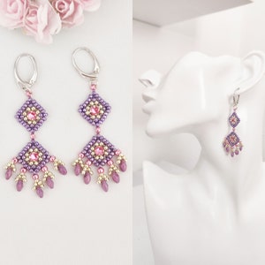 K&ouml;nnte beinhalten: Ein Paar Ohrringe mit geometrischem Design. Die Ohrringe sind aus lila und rosa Perlen gefertigt und haben silberne Haken.