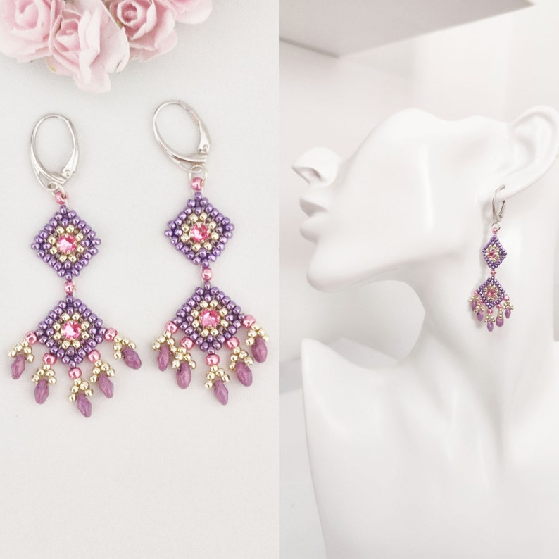 K&ouml;nnte beinhalten: Ein Paar Ohrringe mit geometrischem Design. Die Ohrringe sind aus lila und rosa Perlen gefertigt und haben silberne Haken.