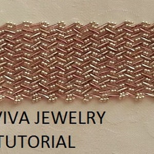 Puede incluir: Un primer plano de una pulsera de cuentas rosa y plateada con un patr&oacute;n tejido. La pulsera est&aacute; unida a tapas de extremo plateadas. El texto "RD VIVA JEWELRY TUTORIAL" est&aacute; impreso debajo de la pulsera.