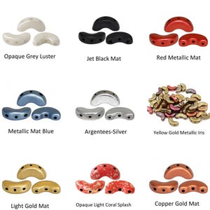 Könnte beinhalten: Sortiment aus 10 verschiedenen Farben von Glasperlen in Form eines Halbmondes. Die Perlen sind in drei Reihen mit jeweils drei Perlen angeordnet. Die Farben sind undurchsichtiges Grau mit Glanz, mattschwarz, rot metallic matt, metallic matt blau, Silber, gelbgold metallic irisierend, hellgold matt, undurchsichtiges helles Korallen-Spritzer und kupfergold matt.