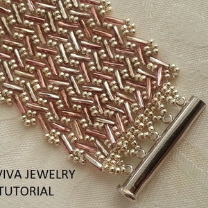 Puede incluir: Un primer plano de una pulsera de cuentas con un cierre plateado. La pulsera está hecha con cuentas pequeñas y redondas en tonos dorados y rosados, dispuestas en un patrón de chevron. El texto "RD VIVA JEWELRY TUTORIAL" es visible debajo de la pulsera.