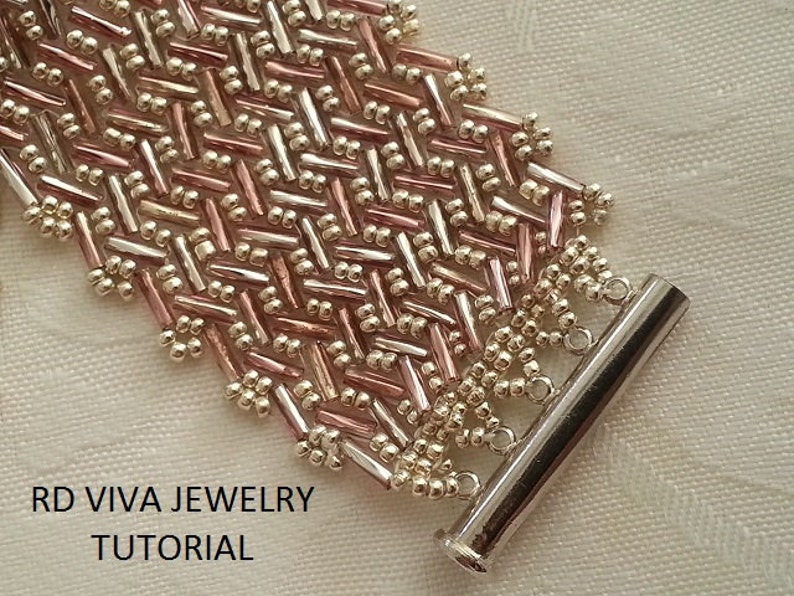 Puede incluir: Un primer plano de una pulsera de cuentas con un cierre plateado. La pulsera est&aacute; hecha con cuentas peque&ntilde;as y redondas en tonos dorados y rosados, dispuestas en un patr&oacute;n de chevron. El texto "RD VIVA JEWELRY TUTORIAL" es visible debajo de la pulsera.