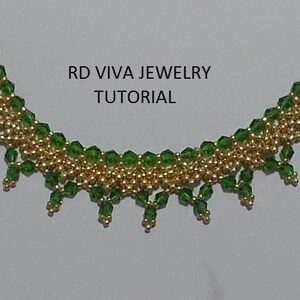 Puede incluir: Un collar de cuentas doradas y verdes con una franja de cuentas verdes. El collar tiene un dise&ntilde;o sencillo y est&aacute; hecho con cuentas peque&ntilde;as. El texto "RD VIVA JEWELRY TUTORIAL" es visible en la imagen.