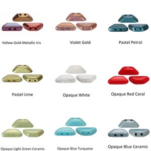 Puede incluir: Surtido de 10 cuentas triangulares de cerámica de diferentes colores. Las cuentas son opacas y tienen un acabado liso y brillante. Los colores incluyen iris metálico dorado amarillo, oro violeta, petróleo pastel, lima pastel, blanco opaco, coral rojo opaco, cerámica verde claro opaco, turquesa azul opaco y cerámica azul opaco.
