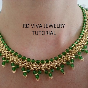 Puede incluir: Un collar de cuentas doradas y verdes con un dise&ntilde;o en cascada. El collar est&aacute; hecho con cuentas peque&ntilde;as y redondas y presenta una secci&oacute;n central con un patr&oacute;n m&aacute;s intrincado. El texto "RD VIVA JEWELRY TUTORIAL" es visible en la imagen.
