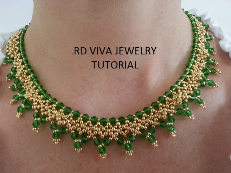 Puede incluir: Un collar de cuentas doradas y verdes con un dise&ntilde;o en cascada. El collar est&aacute; hecho con cuentas peque&ntilde;as y redondas y presenta una secci&oacute;n central con un patr&oacute;n m&aacute;s intrincado. El texto "RD VIVA JEWELRY TUTORIAL" es visible en la imagen.