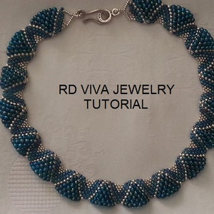 K&ouml;nnte beinhalten: Eine handgefertigte Halskette mit teal- und silberfarbenen Perlen. Die Halskette besteht aus mehreren Perlenabschnitten, die durch silberfarbenes Metall verbunden sind. Der Text "RD VIVA JEWELRY TUTORIAL" ist auf dem Bild zu sehen.