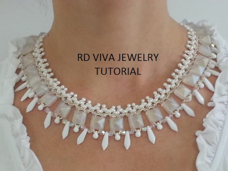 Pu&ograve; includere: Una collana di perle bianche con un design a strati che presenta perline quadrate e a forma di lacrima. La collana &egrave; indossata da una persona e il testo "RD VIVA JEWELRY TUTORIAL" &egrave; visibile nell'immagine.