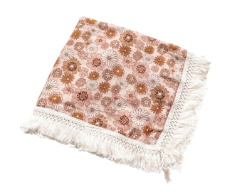 Couverture florale rose d'emmaillotage à franges, couverture à franges, emmaillotage à franges, emmaillotage pour nouveau-né, couverture pour bébé à franges, couverture à franges, emmaillotage floral