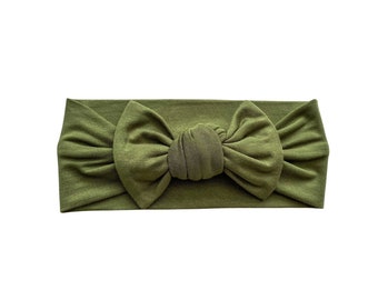 Olijfgroene babytop knoop geknoopte strik stretch gebreide hoofdomslag hoofdband, strikknoop, olijfgroene strikhoofdband, groene hoofdband, pasgeboren hoofdband