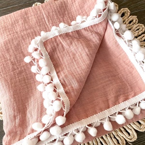 Dusty Rose Pom Musselin Swaddle Decke, staubrosa Pom Decke, Pink Pom Swaddle, Neugeborenen Swaddle, Pom Babydecke, Pom Pom Decke