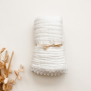 Weiße Spitze Musselin Swaddle Decke, weiße Spitzendecke, Lace Swaddle, Neugeborenen Swaddle, Spitzen Babydecke, Spitzendecke, Weiße Swaddle