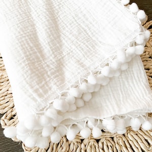 Cobertor de musselina branca Pom Swaddle, cobertor branco Pom, Swaddle branco Pom, Swaddle recém-nascido, cobertor de bebê Pom, cobertor Pom Pom
