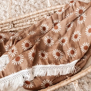 Brown Daisy Fringe Swaddle Blanket, Fringe blanket, Fringe Swaddle, Newborn Swaddle, Fringe baby blanket, Fringe blanket, Daisy Swaddle