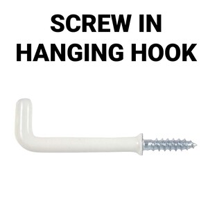 Puede incluir: Un gancho para colgar atornillable blanco con un tornillo plateado. El gancho tiene forma de L y est&aacute; dise&ntilde;ado para colgar objetos. El texto "SCREW IN HANGING HOOK" se muestra encima del gancho.