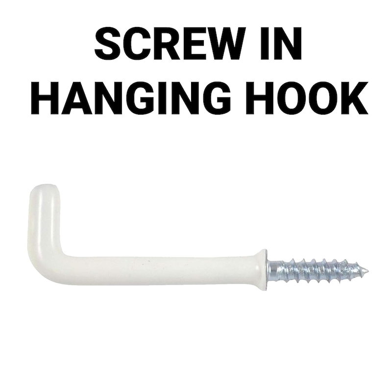 Puede incluir: Un gancho para colgar atornillable blanco con un tornillo plateado. El gancho tiene forma de L y est&aacute; dise&ntilde;ado para colgar objetos. El texto "SCREW IN HANGING HOOK" se muestra encima del gancho.