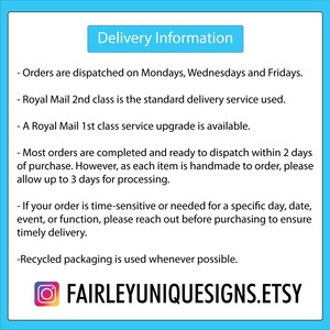 Puede incluir: Gr&aacute;fico azul y blanco con el texto "Delivery Information". Enumera los d&iacute;as de env&iacute;o, las opciones de env&iacute;o, los tiempos de procesamiento y el embalaje reciclado. El nombre de la tienda Etsy, FAIRLEYUNIQUESIGNS.ETSY, est&aacute; en la parte inferior.