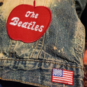 Återvunnen Beatles-jeansjacka i tie-dye-modell, storlek 18-24 månader