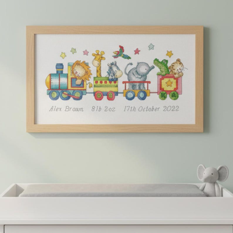 Bothy Threads Kit Punto Croce – Choo Choo Train – Tela Aida 14 Ct, 35x17 Cm – Con Alfabeto Per Personalizzare