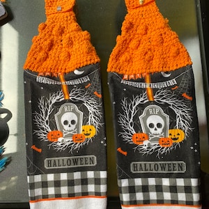 Toallas de mano de Halloween con toppers de ganchillo hechos a mano