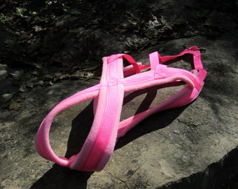 Puede incluir: Arnés para perro rosa con correas ajustables y una pieza de pecho acolchada.