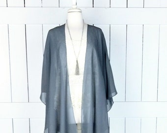 Grijze doorschijnende chiffon kimono bedekken met gebogen zoom