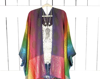 Kimono pashmina à fleurs et rayures arc-en-ciel