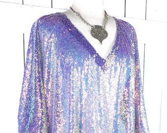 Vestido caftán kimono de lentejuelas moradas iridiscentes, estilo bohemio.