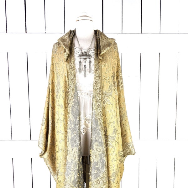 Chaqueta tipo kimono de pashmina paisley dorada y beige con capucha, largo personalizado y detalle de flecos