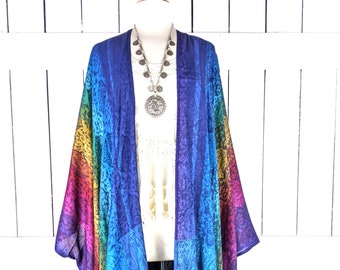 Kimono pashmina fleuri à rayures arc-en-ciel et motif cachemire