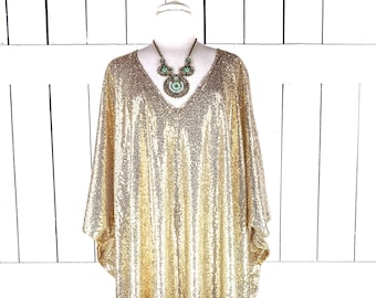 Vestido largo tipo caftán con lentejuelas color oro claro.