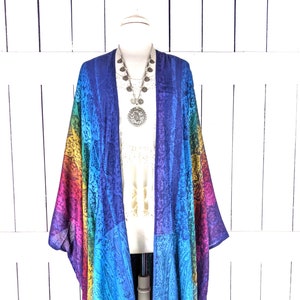 Copricostume kimono in pashmina con motivo paisley floreale arcobaleno a righe