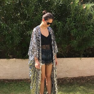 Maxi Silber schwarze runde Pailletten Kimono Cover Up Jacke