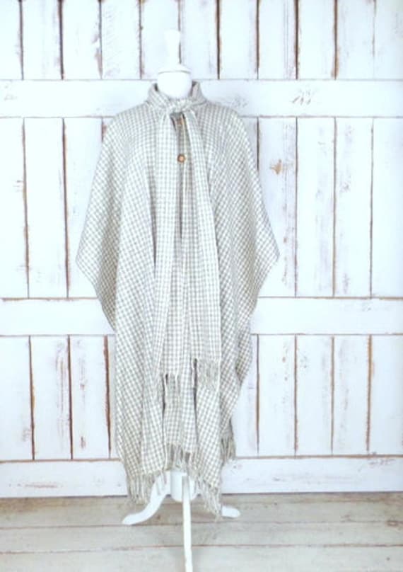 Vintage ivory/grey checkered plaid wool fringe pon