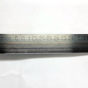Puede incluir: Primer plano de una tira de metal plateada con el texto "LCR Crease 0.71 * 23.24/23.24/23.24 C18H0MAL MADE IN"