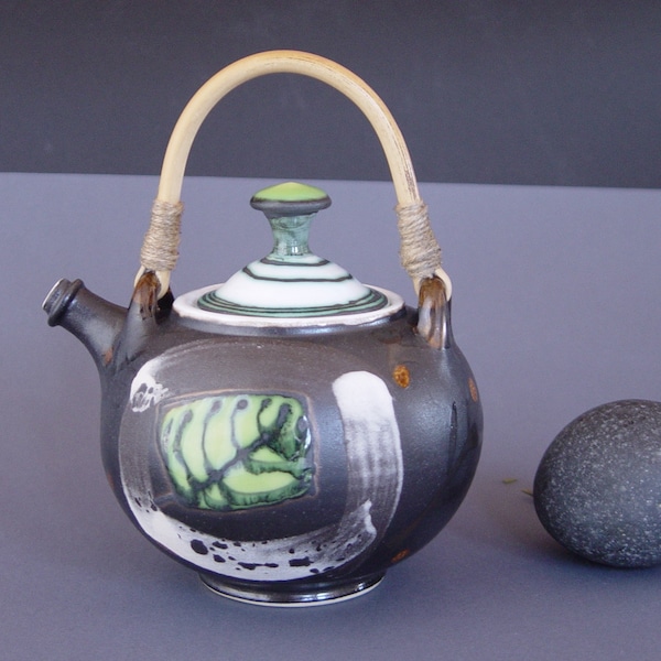 Théière en grès faite main avec poignée en osier - bouilloire en céramique unique - théière noir mat - poterie artistique - décoration d'intérieur