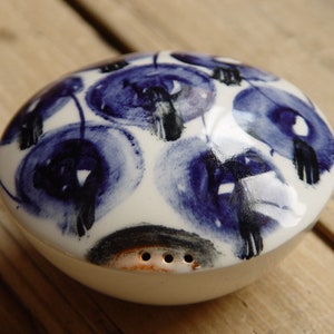 Glänzende Steingut Salz oder Pfefferstreuer in Weiß und Blau Farben - Japanische Art Salz- oder Pfefferstreuer - Nettes Keramik Geschenk - Keramik Kunst